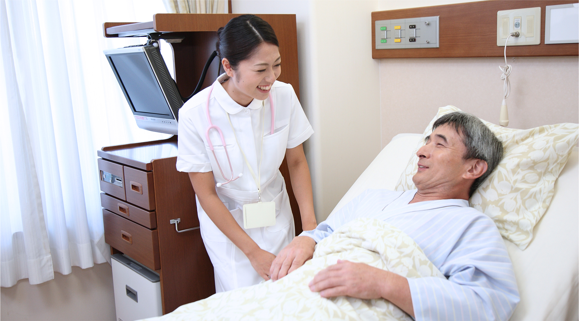 入院中の患者に寄り添う看護師